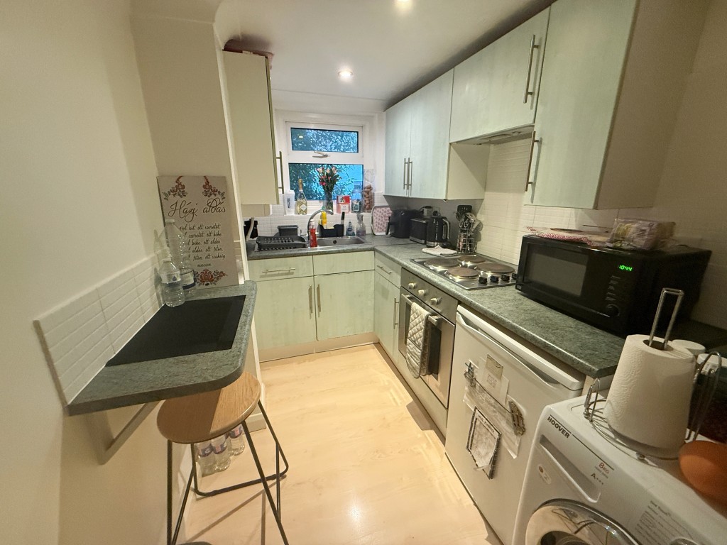 Lot: 61 - BLOCK OF FIVE FLATS FOR INVESTMENT IN TOWN CENTRE - Flat 2 kitchen